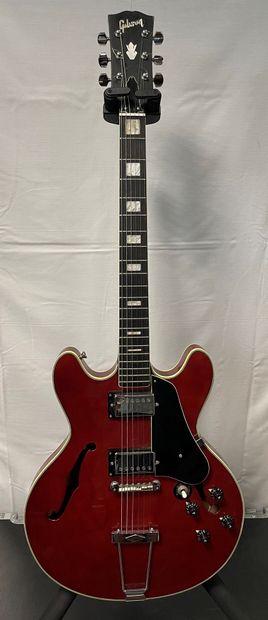 null GUITARE DEMI-CAISSE, copie GIBSON ES 335

Rouge, made in Japan

(quelques traces...