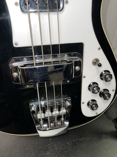 null ELECTRIC BASS GUITAR, RICKENBACKER

Black, made in USA

(traces of wear)

With...