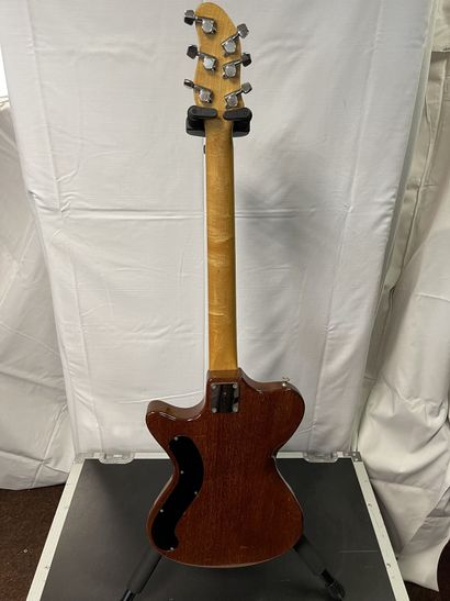 null ELECTIC GUITAR, BURNS ARTIST

Natural varnished wood, n° 34

Good condition

With...