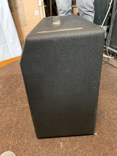 null COMBO GUITARE à lampes, FENDER PRINCETON EXPORT

n°A12580

(traces d'usure)