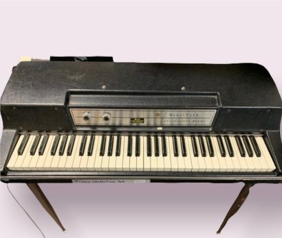 null PIANO ELECTRIQUE, WURLITZER 201

n° 1301-412

(traces d'usure)