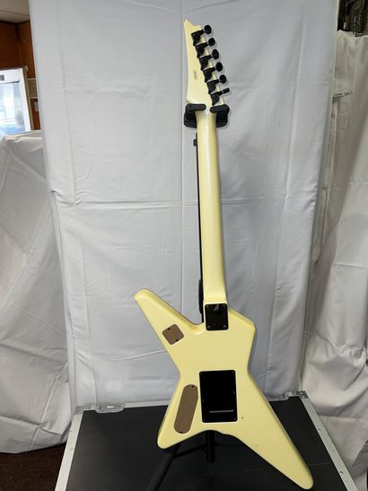 null ELECTRIC GUITAR, IBANEZ X Series

Cream and blue, n° 6854663

(scratches)

With...