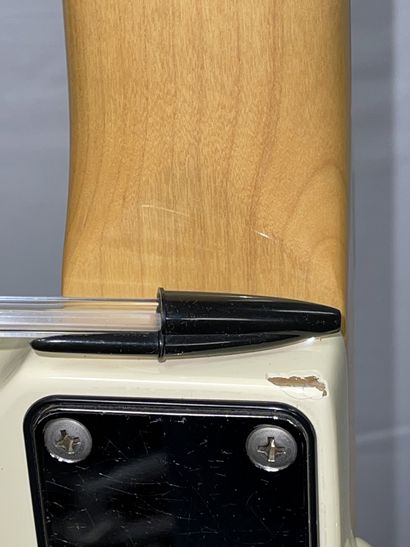 null GUITARE BASSE ELECTIQUE, forme Fender Squier (modèle gaucher)

Crème, n° H610503

(traces...