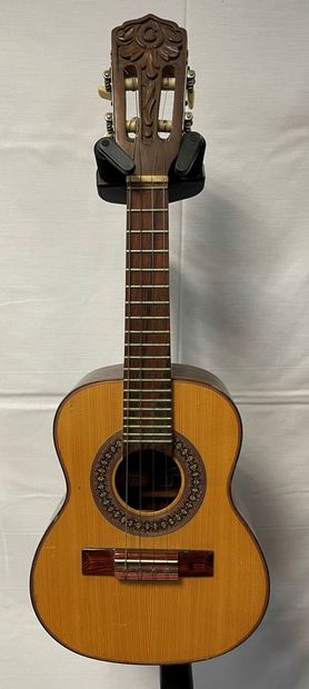 null UKULELE, GIANNINI

Mini guitare acoustique à quatre cordes, made in Brazil

(petites...