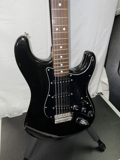 null 
GUITARE ELECTRIQUE, FENDER Stratocaster, 1979




Noire, n° 978028




(traces...