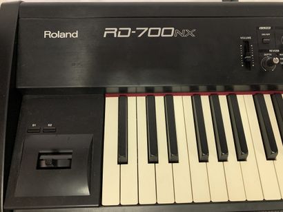 null PIANO NUMERIQUE - ROLAND RD 700NX

n° ZZ91535

(traces d'usure)

Avec une fly...