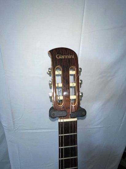 null GUITARE ACOUSTIQUE, GIANNINI 6 cordes

Bois vernis, made in Brazil

(traces...