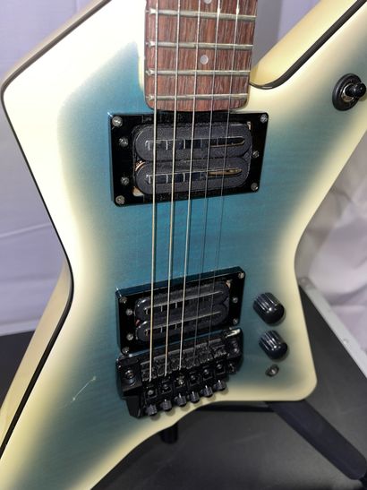 null GUITARE ELECTRIQUE, IBANEZ X Série

Crème et bleu, n° 6854663

(rayures)

Avec...