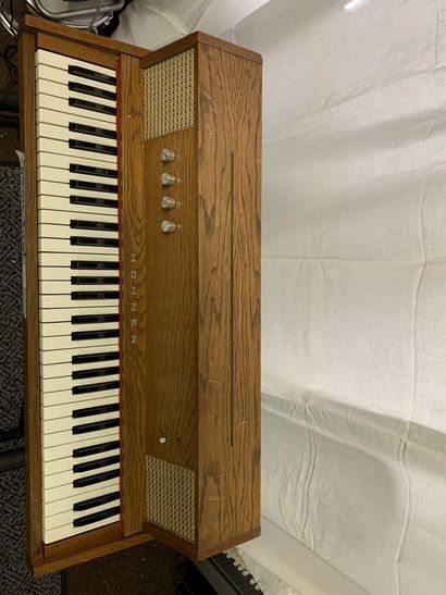null PIANO ELECTRIQUE, HOHNER PIANET

n° 833509

(traces d'usure)