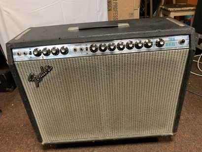 null COMBO GUITARE à lampes, FENDER TWIN REVERB

n°A990292

(traces d'usure, lampes...