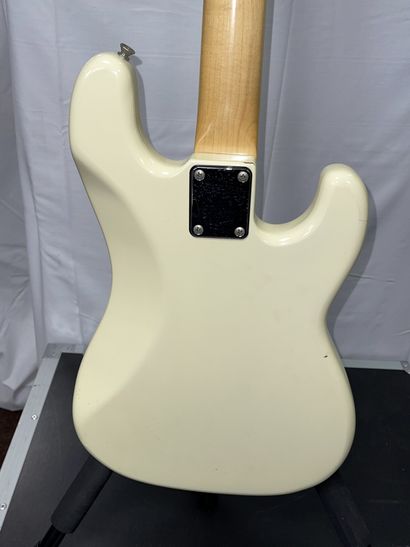 null ELECTRIC BASS GUITAR, Fender Squier shape (left-handed model)

Cream, n° H610503

(traces...