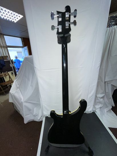 null GUITARE BASSE ELECTIQUE, RICKENBACKER

Noire, made in USA

(traces d'usure)

Avec...