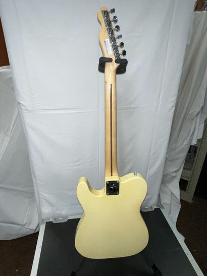 null ELECTRIC GUITAR, FENDER Telecaster, with Bigsby vibrato

Cream, No. 265081

(traces...