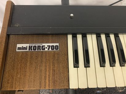 null SYNTHETISEUR ANALOGIQUE, KORG MINIKORG 700

(traces d'usure)