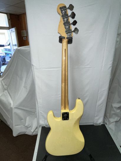 null 
GUITARE BASSE ELECTRIQUE, FENDER PRECISION BASS, 1978




Crème, n° S889139




(traces...