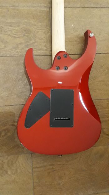 null 
* GUITARE ELECTRIQUE, CORT X-2

Rouge métal, n° 070120385, made in Indonesia

Etat...