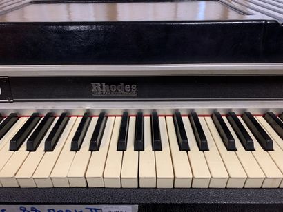 null PIANO ELECTRIQUE, RHODES MARK II STAGE, 88 notes

n° 5085

(traces d'usure)