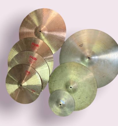 null Lot de SIX CYMBALES comprenant:

- Cymbale CRASH 16'', PAISTE, série 2002

-...