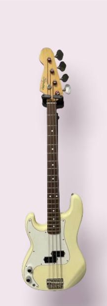 null ELECTRIC BASS GUITAR, Fender Squier shape (left-handed model)

Cream, n° H610503

(traces...