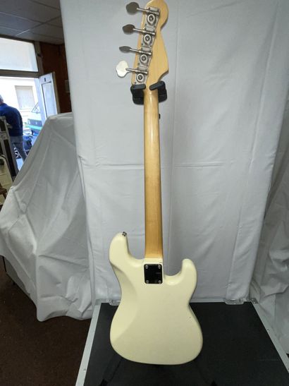 null ELECTRIC BASS GUITAR, Fender Squier shape (left-handed model)

Cream, n° H610503

(traces...