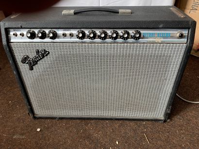 null COMBO GUITARE à lampes, FENDER DELUX REVERB

n°A373097

(traces d'usure)