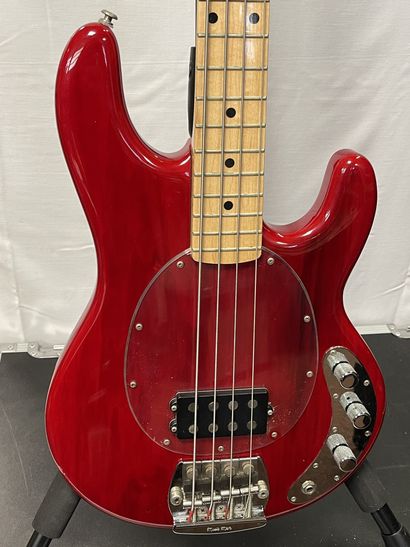 null GUITARE BASSE ELECTIQUE, MUSIC MAN String Ray

Rouge, made in USA

(traces d'usure)

Avec...