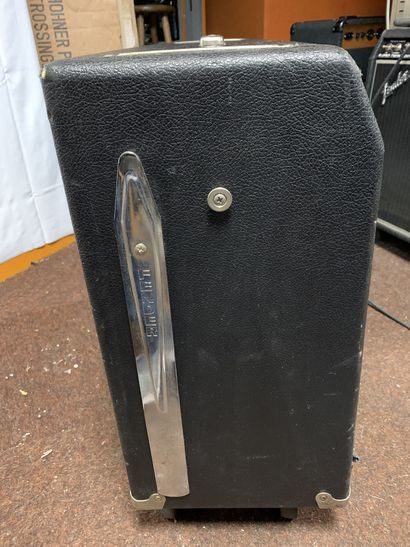 null 
COMBO GUITARE à lampes, FENDER TWIN REVERB




n°30016




(traces d'usure...