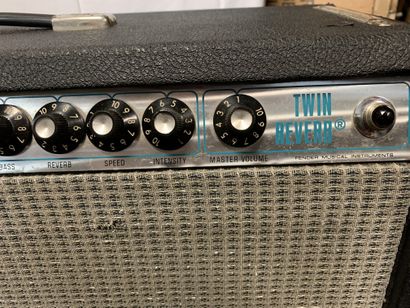 null COMBO GUITARE à lampes, FENDER TWIN REVERB

n°A893050

(traces d'usure)

Transfo...