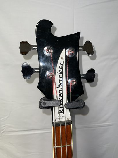 null GUITARE BASSE ELECTIQUE, RICKENBACKER

Noire, made in USA

(traces d'usure)

Avec...