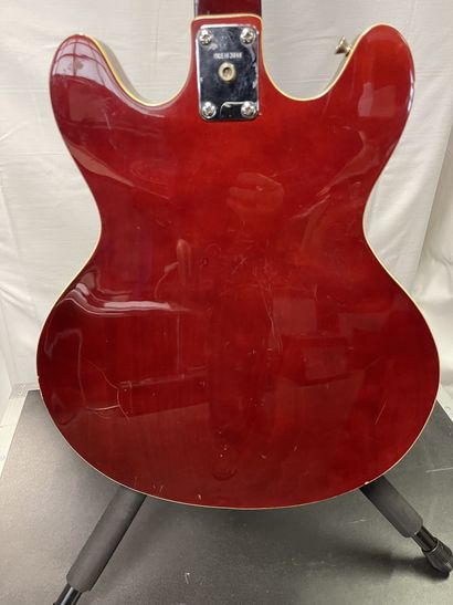 null GUITARE DEMI-CAISSE, copie GIBSON ES 335

Rouge, made in Japan

(quelques traces...