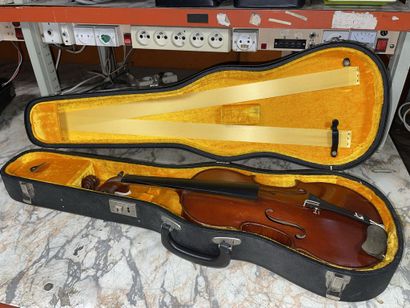 null VIOLON d'étude

Bois vernis, étiquette fantaisiste "Stradivarius"

(en l'état)

Avec...