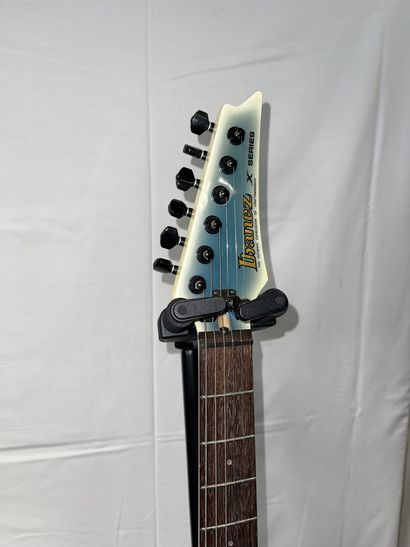 null GUITARE ELECTRIQUE, IBANEZ X Série

Crème et bleu, n° 6854663

(rayures)

Avec...