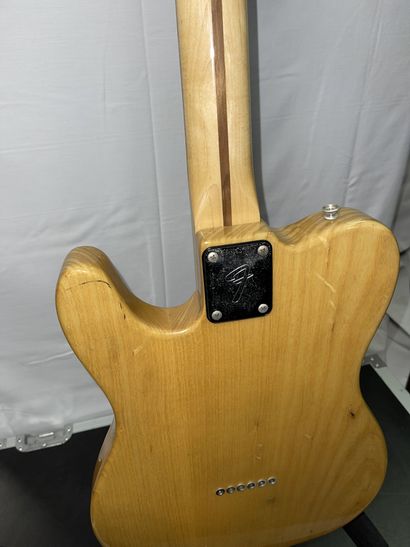 null ELECTRIC GUITAR, FENDER Telecaster

Varnished blond wood, n° S852360

(scratches)

With...