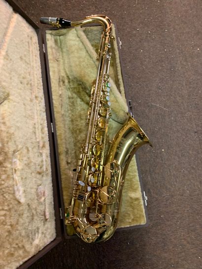 null 
*SAXOPHONE TENOR, SELMER SUPER ACTION 80

Laiton verni

(traces d'usure)

Avec...