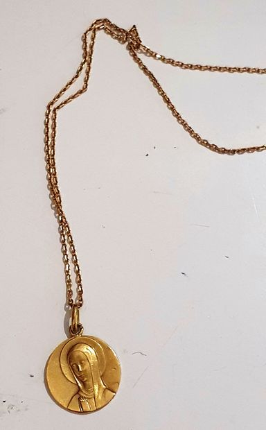 null Medal and its chain in yellow gold (750/00)

weight: 7,30 g