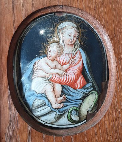 null Painted enamel medallion representing a Virgin and Child

Limoges, 17th century

13...