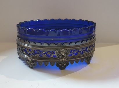 null Blue glass bowl with a silver (950/00) frame decorated with foliage and mascarons

weight:...