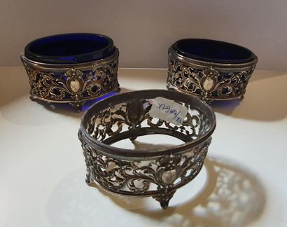 null Two silver (950/00) salt bowls with foliage decoration, blue glass lining

weight:...