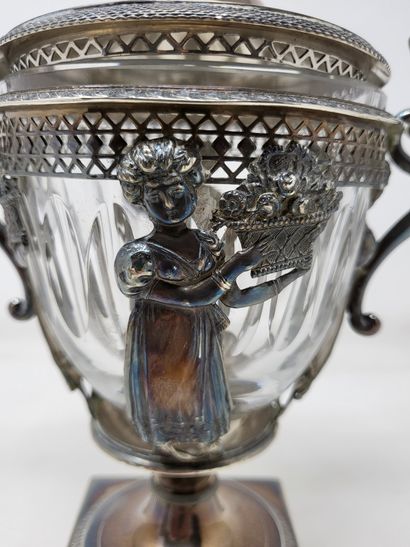 null Silver (950/00) setting for a sugar bowl and a mustard pot, decorated with women...