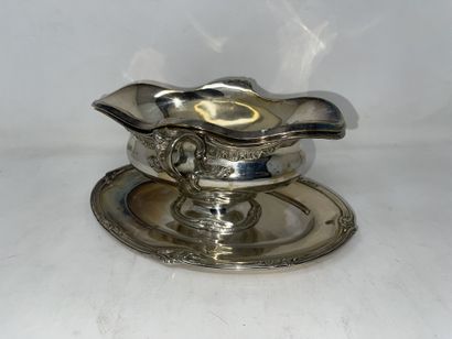 null Sauce boat in silver (950/00) with adhering tray

Louis XV style

Weight: 840...