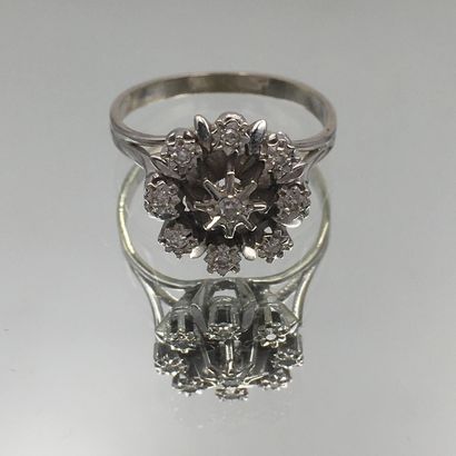null 
RING " flower " in white gold (750 thousandth) set with seven small diamonds...