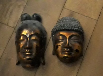 null Deux masques représentant Bouddha

bois laqué noir et doré

Modernes

H.: 27...