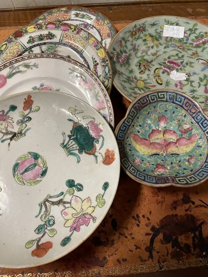 null Lot de céramiques comprenant coupe et assiettes

Chine, XIX/Xxe siècle (fêles,...