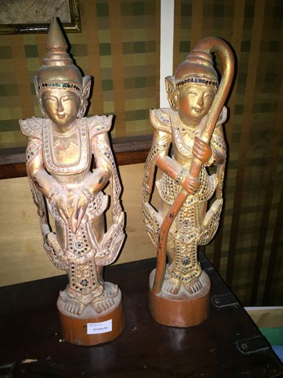 null Ecole thai moderne

Deux sujets en bois laqué rouge et doré, garni de verroterie

H.:...