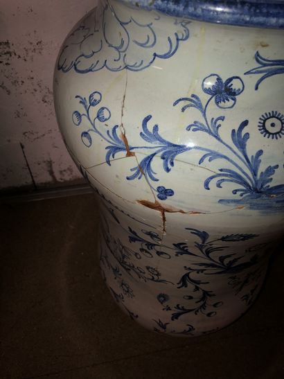 null Vase en faience à décor floral en camaieu bleu

travail moderne 

H.: 60 cm...
