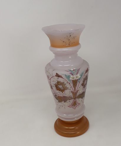 null Vase en verre opalin blanc et orange à décor d'un bouquet de fleurs

Fin XIXe...