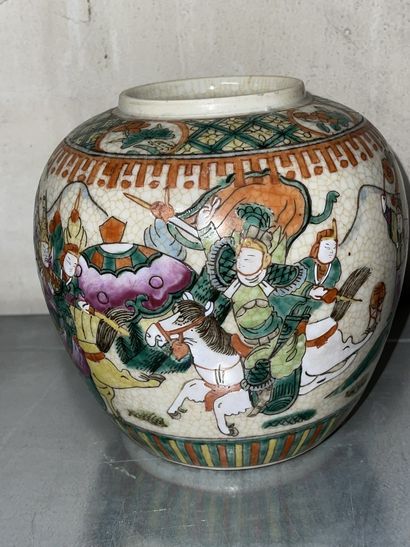 null Pot en porcelaine à décor polychrome de scènes de bataille

Chine, Canton, XIXe...