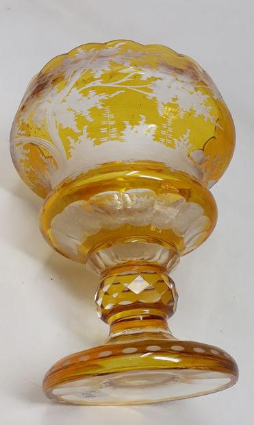 null Coupe en cristal de Bohème à doublure jaune, dégagée à la roue à décor de faisan

Fin...