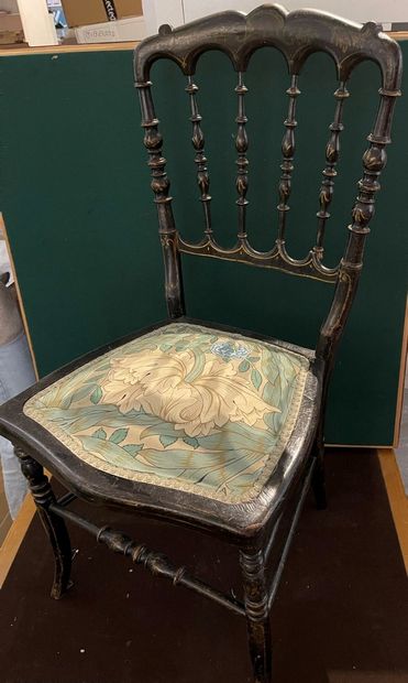 null Chaise en bois noirci

Style Napoléon III

Garni d'un tissu à fleur (usé)