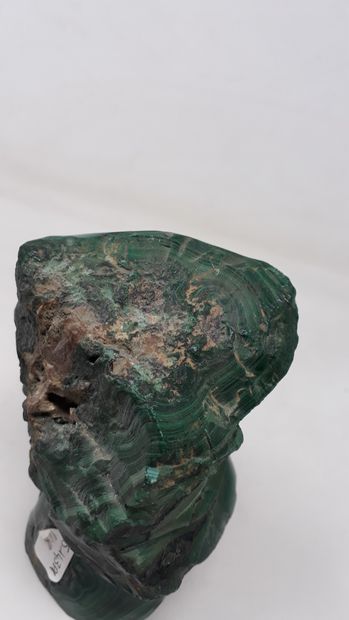 null Ecole moderne 

"Tête d'homme" 

Sculpture sur malachite

H.: 14,5 cm